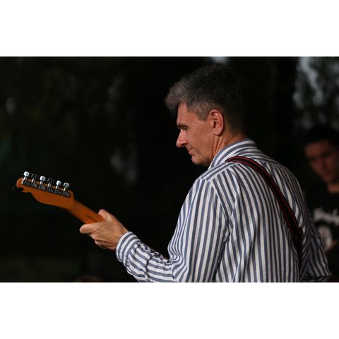 Marcin Siatkowski - grający na gitarze basowej na koncercie