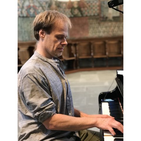 Petter Udland Johansen grający na pianinie